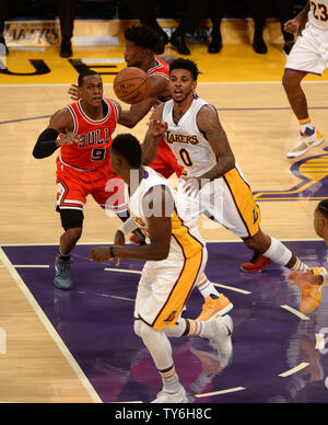 Los Angeles Lakers guard Nick Young (0) passt den Ball zu teamkollege Julius Randle als Chicago Bulls guard Rajon Rondo (9) im Staples Center in Los Angeles, 20. November 2016. Foto von Jon SooHoo/UPI Stockfoto