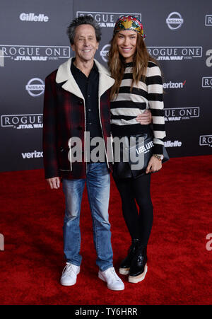 Produzent Brian Grazer (L) und seine Frau Veronica Smiley Besuchen die Premiere des sci-fi-Film "Schurkenstaaten: ein Star Wars Geschichte'' im Pantages Theater in Hollywood" in Los Angeles am 10. Dezember 2016. Handlung: Die Rebellion macht einen riskanten Zug die Pläne für den Todesstern zu stehlen, die epische Saga zu folgen. Foto von Jim Ruymen/UPI Stockfoto