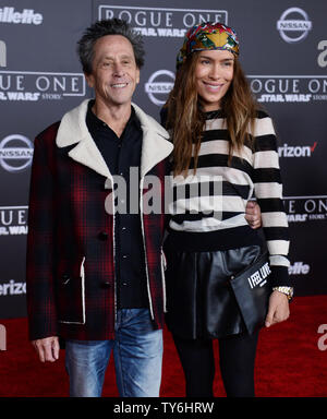 Produzent Brian Grazer (L) und seine Frau Veronica Smiley Besuchen die Premiere des sci-fi-Film "Schurkenstaaten: ein Star Wars Geschichte'' im Pantages Theater in Hollywood" in Los Angeles am 10. Dezember 2016. Handlung: Die Rebellion macht einen riskanten Zug die Pläne für den Todesstern zu stehlen, die epische Saga zu folgen. Foto von Jim Ruymen/UPI Stockfoto