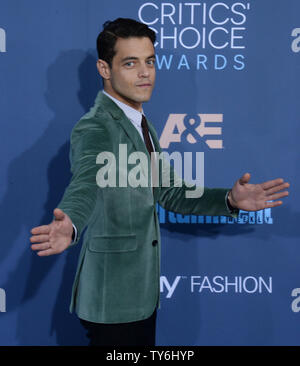 Schauspieler Rami Malek nimmt an der 22. jährlichen Critics' Choice Awards auf der Barker Hangar in Santa Monica, Kalifornien am 11. Dezember 2016. Foto von Jim Ruymen/UPI Stockfoto