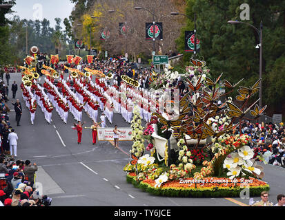 Miracle-Gro's 'Alles ist float Roses", Sieger des Queen's Trophy, macht seinen Weg den Hügel hinunter auf Colorado Boulevard in die 128 Rose Parade in Pasadena, Kalifornien am 2. Januar 2017 statt. Foto von Christine Kauen/UPI Stockfoto