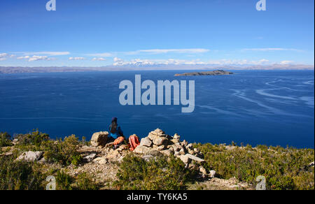 Blick auf die gesamte Cordillera Real über den Titicacasee, Isla del Sol, Bolivien Stockfoto