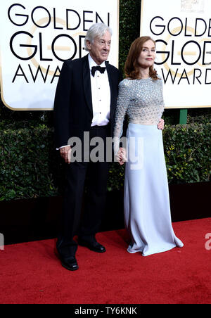 (L - R) Paul Verhoeven und Isabelle Huppert nehmen an der 74. jährlichen Golden Globe Awards im Beverly Hilton Hotel in Beverly Hills, Kalifornien am 8. Januar 2017. Foto von Jim Ruymen/UPI Stockfoto