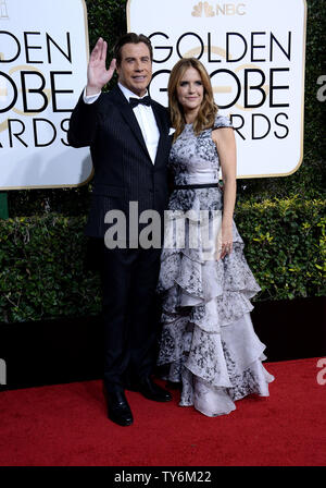 (L - R) John Travolta und Kelly Preston nehmen an der 74. jährlichen Golden Globe Awards im Beverly Hilton Hotel in Beverly Hills, Kalifornien am 8. Januar 2017. Foto von Jim Ruymen/UPI Stockfoto