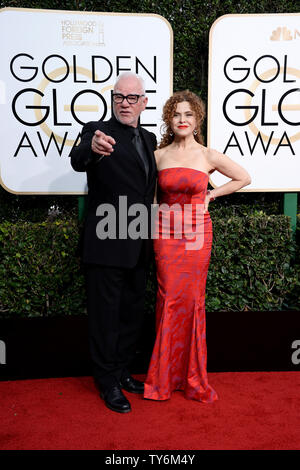 (L - R) Malcolm McDowell und Bernadette Peters nehmen an der 74. jährlichen Golden Globe Awards im Beverly Hilton Hotel in Beverly Hills, Kalifornien am 8. Januar 2017. Foto von Jim Ruymen/UPI Stockfoto