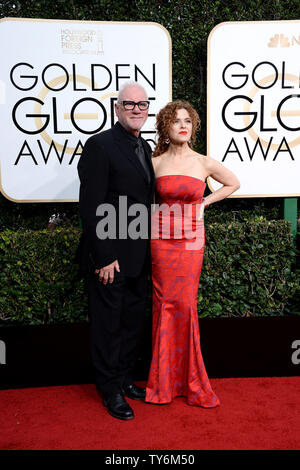 (L - R) Malcolm McDowell und Bernadette Peters nehmen an der 74. jährlichen Golden Globe Awards im Beverly Hilton Hotel in Beverly Hills, Kalifornien am 8. Januar 2017. Foto von Jim Ruymen/UPI Stockfoto