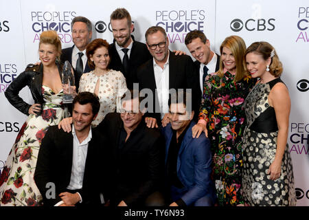 (L-R) Schauspielerin Jodie Sweetin, Produzent Jeff Franklin, Schauspieler Candace Cameron Bure, John brotherton, Dave Coulier, Scott Weinger, Lori Loughlin, Andrea Friseur- und (vorne L-R) Schauspieler Juan Pablo Di Pace, Bob Saget, John Stamos erscheinen Backstage mit ihrer Auszeichnung für Favorit Premium Comedy Serie für "volleres Haus" auf der 43. jährlichen People's Choice Awards auf der Microsoft Theater in Los Angeles am 18. Januar 2017. Foto von Jim Ruymen/UPI Stockfoto