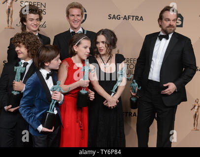 Darsteller der tranger Dinge" erscheinen Backstage mit ihren Award für herausragende Leistungen durch ein Ensemble in einer Drama Serie für während der 23. jährlichen SAG Awards im Shrine Auditorium in Los Angeles, am 29. Januar 2017. David Harper (R) gab eine leidenschaftliche Rede im Namen seiner begeisterten co-stars, die die Bühne zusammen nahmen ihre statuetten zu sammeln. Foto von Jim Ruymen/UPI Stockfoto