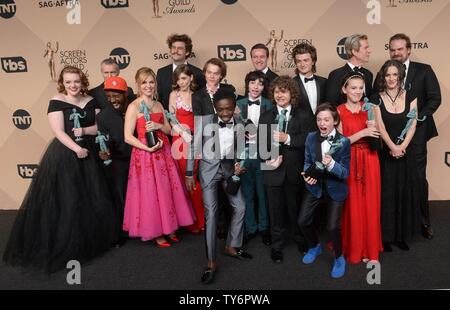 Darsteller der tranger Dinge" erscheinen Backstage mit ihren Award für herausragende Leistungen durch ein Ensemble in einer Drama Serie für während der 23. jährlichen SAG Awards im Shrine Auditorium in Los Angeles, am 29. Januar 2017. Die Screen Actors Guild Awards werden live auf TNT und TBS ausgestrahlt werden. Foto von Jim Ruymen/UPI Stockfoto