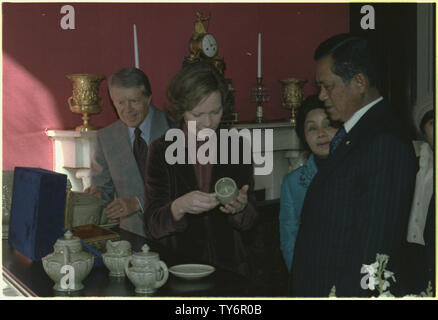 Jimmy und Rosalynn Carter aus Kriangsak Chomanan Geschenke bewundern, Premierminister von Thailand. Stockfoto