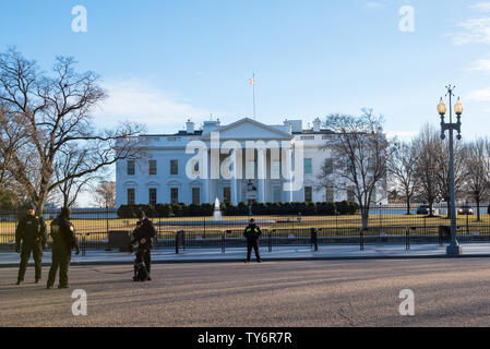 Washington, DC/USA - ca. Februar 2018: Eine Gruppe von Secret Service Agenten an der äußeren Grenze des Weißen Haus während eines Winters Tag gesehen Stockfoto