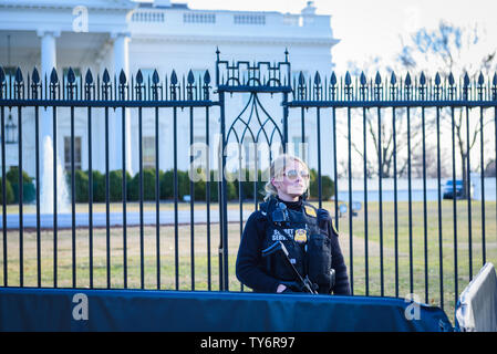 Washington, DC/USA - ca. Februar 2018: Eine weibliche Secret Service Agenten gesehen an der äußeren Grenze des Weißen Hauses Bewaffnet mit Gewehr Stockfoto