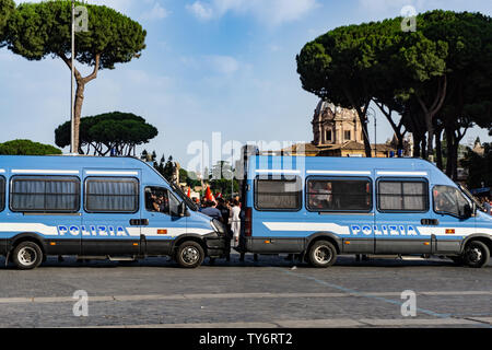 Rom, Italien, Juni 2019: Polizei Barriere während der Demonstration im Zentrum von Rom Stockfoto