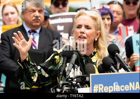 Us-Vertreter Debbie Dingell (D-MI) in einer Rede auf der Kundgebung gegen die geplante Usa - Mexico - Kanada Abkommen (USMCA), die vorgeschlagene Nachfolger von NAFTA, im Capitol. Stockfoto