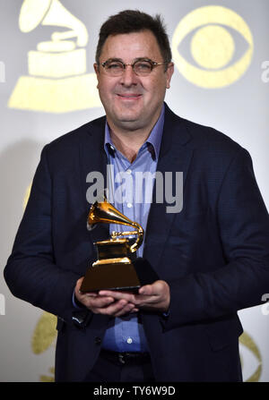 Vince Gill erscheint Backstage mit den Preis für den besten amerikanischen Wurzeln Song für "Kid Sister", die im Rahmen der 59. jährlichen Grammy Awards im Staples Center in Los Angeles am 12. Februar 2017 statt. Foto von Christine Kauen/UPI Stockfoto