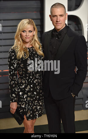 Reese Witherspoon und ihr Mann Jim Toth nehmen an der Vanity Fair Oscar Party im Wallis Annenberg Center für Darstellende Künste in Beverly Hills, Kalifornien am 26. Februar 2017. Foto von Christine Kauen/UPI Stockfoto