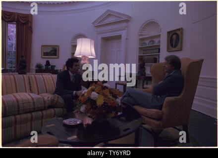 Jimmy Carter trifft sich mit Jack Watson, Kabinettschef, im Oval Office Stockfoto