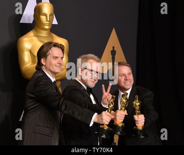 (L - R) Co-directors Byron Howard und Rich Moore und Produzent Clark Spencer, Gewinner des Best Animated Feature Film Award für 'Zootopia', erscheint hinter der Bühne während der 89. jährlichen Academy Awards im Loews Hotel Hollywood in Hollywood" in Los Angeles am 26. Februar 2017. Foto von Jim Ruymen/UPI Stockfoto