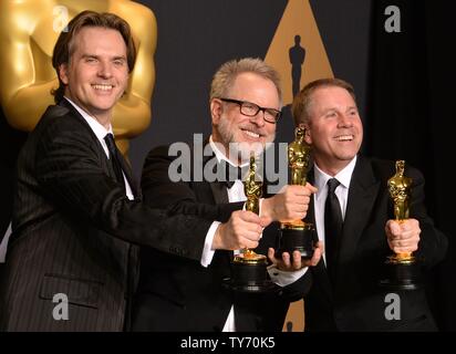 (L - R) Co-directors Byron Howard und Rich Moore und Produzent Clark Spencer, Gewinner des Best Animated Feature Film Award für 'Zootopia', erscheint hinter der Bühne während der 89. jährlichen Academy Awards im Loews Hotel Hollywood in Hollywood" in Los Angeles am 26. Februar 2017. Foto von Jim Ruymen/UPI Stockfoto