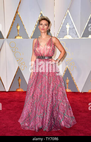 Scarlett Johansson kommt auf dem roten Teppich für die 89. jährlichen Academy Awards im Dolby Theatre in Hollywood" in Los Angeles am 26. Februar 2017. Foto von Kevin Dietsch/UPI Stockfoto