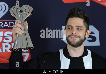 Sänger und Songwriter Thomas Rhett, Sieger des Landes Artist des Jahres erscheint Backstage in der iHeartRadio Music Awards im Forum in Inglewood, Kalifornien am März 5, 2017. Die Show war live auf Turners TBS, TNT und truTV. Foto von Jim Ruymen/UPI Stockfoto