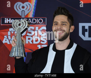 Sänger und Songwriter Thomas Rhett, Sieger des Landes Artist des Jahres erscheint Backstage in der iHeartRadio Music Awards im Forum in Inglewood, Kalifornien am März 5, 2017. Die Show war live auf Turners TBS, TNT und truTV. Foto von Jim Ruymen/UPI Stockfoto