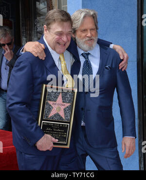 Schauspieler John Goodman (L) hält eine Replik Plakette, als er von dem Schauspieler Jeff Bridges während einer enthüllungsfeier Goodman ehrt mit der 2,064 th Stern auf dem Hollywood Walk of Fame ist in Los Angeles am 10. März 2017. Foto von Jim Ruymen/UPI Stockfoto