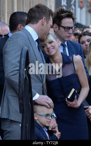 Schauspieler Chris Pratt wird von seiner Frau, der Schauspielerin Anna Faris und ihr Sohn Jack während einer enthüllungsfeier ihn ehrt mit der 2,607 th Stern auf dem Hollywood Walk of Fame in Los Angeles am 21. April 2017. Foto von Jim Ruymen/UPI Stockfoto