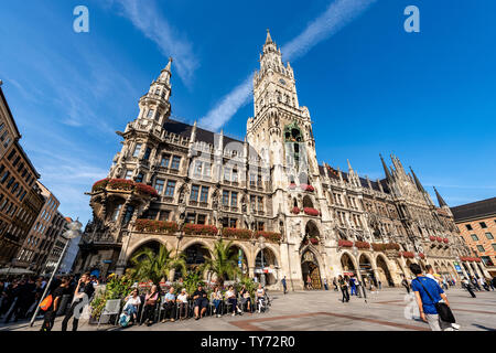 Touristen und Einheimische besuchen Sie das Neue Rathaus von München (Neues Rathaus) XIX Jahrhundert neo-gotische Palast auf dem Marienplatz, Deutschland, Europa Stockfoto