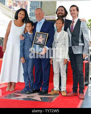 Küchenchef Wolfgang Puck stellt mit seiner Ehefrau Gelila Assefa und seine Söhne Oliver, Alexander, Cameron und Byron während ein Stern Enthüllungsfeier ehren Puck mit dem 2.608 th Stern auf dem Hollywood Walk of Fame in Los Angeles, Kalifornien am 26. April 2017. Foto von Christine Kauen/UPI Stockfoto