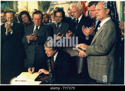 Jimmy Carter mit der israelische Außenminister Moshe Dayan und ägyptischen Verteidigungsminister Hassan Ali zu einem Blair Haus Zeremonie für die Aufnahme von Friedensverhandlungen. Stockfoto