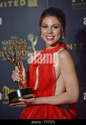 Kate Mansi stellt mit ihrem Daytime Emmy für die Beste Nebendarstellerin in einer Drama-serie backstage in der Presse während der 44. jährlichen Daytime Emmy Awards am Pasadena Civic Auditorium in Pasadena, Kalifornien am 30. April 2017. Foto von Christine Kauen/UPI Stockfoto