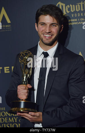 Bryan Craig stellt mit seiner Daytime Emmy für herausragende Jüngere Schauspieler in einer Drama-serie backstage in der Presse während der 44. jährlichen Daytime Emmy Awards am Pasadena Civic Auditorium in Pasadena, Kalifornien am 30. April 2017. Foto von Christine Kauen/UPI Stockfoto