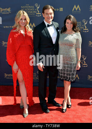 Dr. Mehmet Oz, seiner Frau Lisa (R) und Tochter Daphne kommen an die 44. jährlichen Daytime Emmy Awards am Pasadena Civic Auditorium in Pasadena, Kalifornien am 30. April 2017. Foto von Christine Kauen/UPI Stockfoto