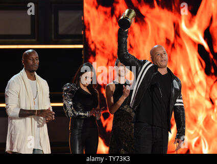 Schauspieler Vin Diesel übernimmt die MTV Generation Award für "Das schnelle und das wütende "Franchise mit Darsteller Tyrese Gibson, Michelle Rodriguez und Jordana Brewster während der MTV Film & TV Awards im Shrine Auditorium in Los Angeles am 7. Mai 2017 auf der Bühne. Es wird die 26. Ausgabe des Awards, die zum ersten Mal anwesenden Ehren für die Arbeit in Fernsehen und Kino. Foto von Jim Ruymen/UPI Stockfoto