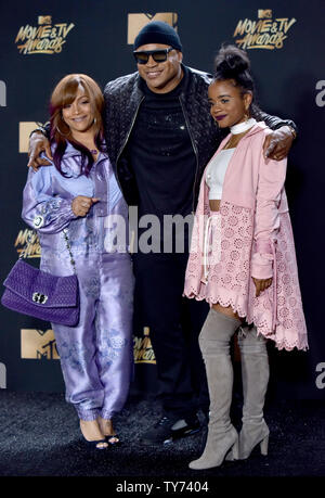 (L-R) Simone Smith, Rapper LL Cool J, und Nina Simone Smith an der MTV-Film & TV Awards im Shrine Auditorium in Los Angeles am 7. Mai 2017. Es wird die 26. Ausgabe des Awards, die zum ersten Mal anwesenden Ehren für die Arbeit in Fernsehen und Kino. Foto von Christine Kauen/UPI Stockfoto