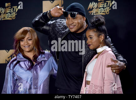 (L-R) Simone Smith, Rapper LL Cool J, und Nina Simone Smith an der MTV-Film & TV Awards im Shrine Auditorium in Los Angeles am 7. Mai 2017. Es wird die 26. Ausgabe des Awards, die zum ersten Mal anwesenden Ehren für die Arbeit in Fernsehen und Kino. Foto von Christine Kauen/UPI Stockfoto