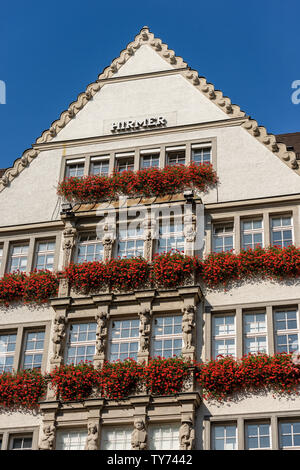 Gebäude zum Schonen der schönen Turm (Turm) Hirmer unternehmen Fashion Store in der Kaufinger Straße in der Nähe von Marienplatz. München, Deutschland Stockfoto