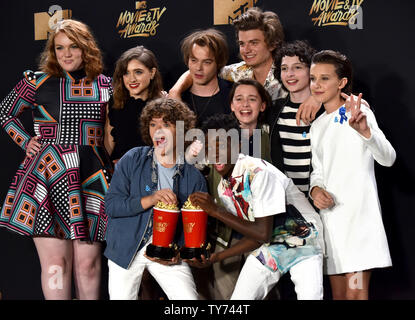 Backstage der tranger Dinge" erscheinen mit der Show des Jahres Preis für die tranger Dinge" während der MTV Film & TV Awards im Shrine Auditorium in Los Angeles am 7. Mai 2017. Es wird die 26. Ausgabe des Awards, die zum ersten Mal anwesenden Ehren für die Arbeit in Fernsehen und Kino. Foto von Christine Kauen/UPI Stockfoto