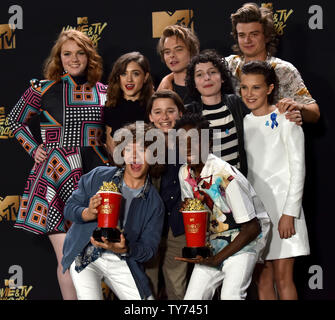 Backstage der tranger Dinge" erscheinen mit der Show des Jahres Preis für die tranger Dinge" während der MTV Film & TV Awards im Shrine Auditorium in Los Angeles am 7. Mai 2017. Es wird die 26. Ausgabe des Awards, die zum ersten Mal anwesenden Ehren für die Arbeit in Fernsehen und Kino. Foto von Christine Kauen/UPI Stockfoto