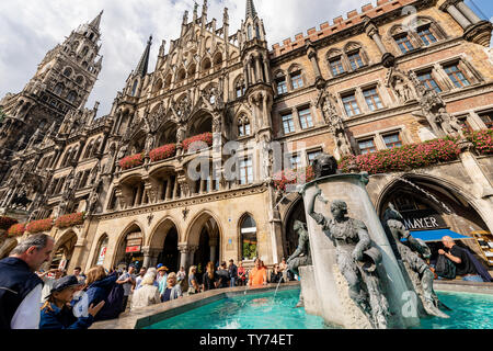 Fischbrunnen (Fisch Brunnen) und die Neue Rathaus von München (Neues Rathaus) am Marienplatz, der Marktplatz im historischen Zentrum. Deutschland, Europa Stockfoto