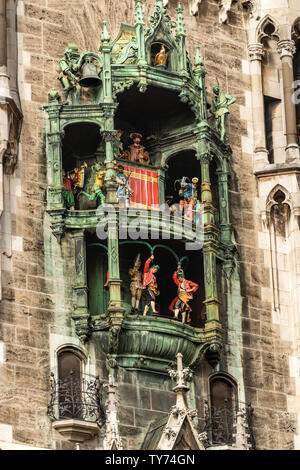 Glockenspiel Detail des alten Glockenspiel des Neuen Rathaus von München (Neues Rathaus) XIX Jahrhundert neo-gotische Palast auf dem Marienplatz. Deutschland Stockfoto