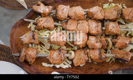 Grill Spieße mit saftigen Fleisch onplate. Shish Kebab aus Schweinefleisch Stockfoto