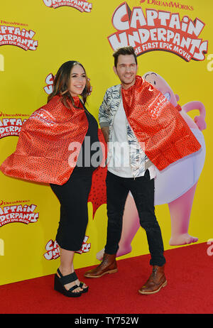 Sänger Andy Grammer und seiner Frau Lise Aijia kommen für die Premiere von "Captain Underpants: Das erste Epic Movie" im Regency Dorf Theater in Los Angeles, Kalifornien am 21. Mai 2017. Foto von Christine Kauen/UPI Stockfoto