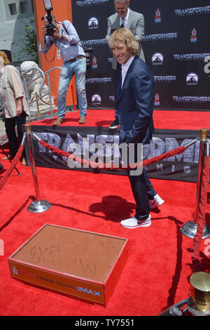 Regisseur Michael Bay nimmt an einem Hand- und Fußabdruck Zeremonie ihm verewigen auf dem Vorplatz von TCL Chinese Theatre (ehemals Grauman's) in den Hollywood in Los Angeles am 23. Mai 2017. Foto von Jim Ruymen/UPI Stockfoto