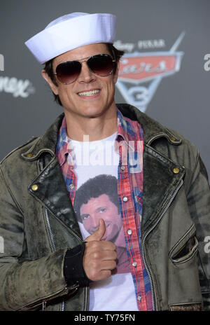 Schauspieler Johnny Knoxville besucht die Premiere der Komödie "Cars 3" im Anaheim Convention Center in Anaheim, Kalifornien, am 10. Juni 2017. Storyline: Lightning McQueen setzt, um eine neue Generation von Racers zu beweisen, dass er immer noch die besten Autos der Welt. Foto von Jim Ruymen/UPI Stockfoto