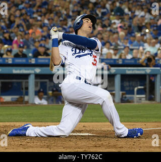 Los Angeles Dodgers' erste Basisspieler Cody Bellinger schlägt heraus im vierten Inning gegen die New York Mets am Dodger Stadium Los Angeles, die am 19. Juni 2017. Bellinger schlug zwei Home Runs und hatte vier RBIs, immer der schnellste Spieler auf 21 Home Runs in der Major League Geschichte erreichen, dabei in 51 Spielen und brach die Markierung von 20 homers in die gleiche Anzahl von Spielen, die von New York Yankees catcher Gary Sanchez (2015-16) und die Boston Braves outfielder Wally Berger (1930). Foto von Jim Ruymen/UPI Stockfoto