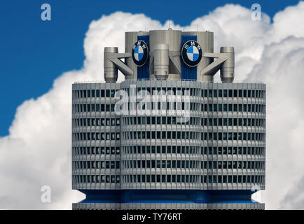 Der Turm der BMW (BMW-Vierzylinder oder BMW-Turm) Wahrzeichen als Standort für die bayerischen Automobilhersteller. Architekten Karl Schwanzer Stockfoto