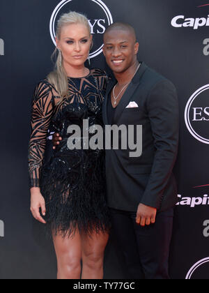 Olympischen skier Lindsey Vonn (L) und NFL Trainer Kenan Smith nehmen an der 25 ESPYS auf der Microsoft Theater in Los Angeles am 12. Juli 2017. Foto von Jim Ruymen/UPI Stockfoto