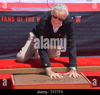 Marvel Comic Buch Autor Stan Lee nimmt an einem Hand- und Fußabdruck Zeremonie ihm verewigen auf dem Vorplatz von TCL Chinese Theatre (ehemals Grauman's) in den Hollywood in Los Angeles am 18. Juli 2017. Foto von Jim Ruymen/UPI Stockfoto